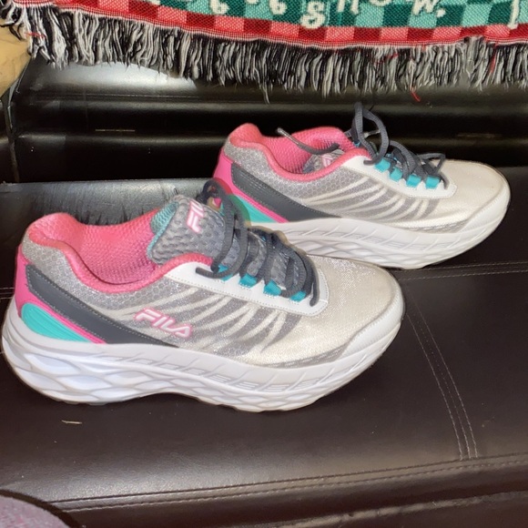 Fila gym shoes barely worn kinda new - Picture 6 of 6